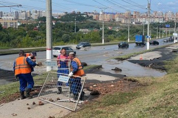 Аварию на канализационном коллекторе устраняют в Чебоксарах