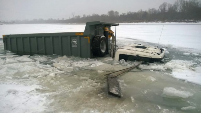 Водитель грузовика в Башкирии врезался в электроопору, а затем съехал в реку