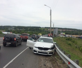 Hyundai влетел в отбойник на подъезде к Нижнему Новгороду