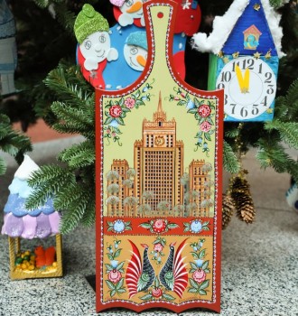 Сергей Лавров вручил журналистам городецкие доски