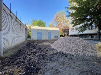 Ремонт дворов больниц начали в Саратовской области по регпрограмме