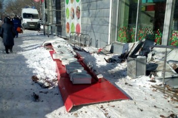 Вывеска продуктового магазина упала на нижегородку