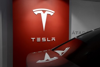 Жительница Ижевска подала в суд на компанию Tesla  