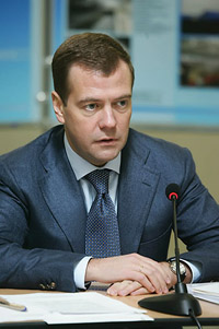 Медведев решил поправить закон о назначении губернаторов, сократив срок их назначения со 100 до 45 дней