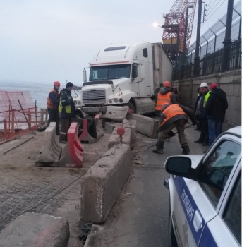Движение на дамбе ГЭС между Заволжьем и Городцом Нижегородской области второй раз за неделю перекрыто из-за ДТП с большегрузом