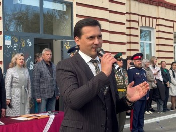 Отказавшегося "кормить гнильём" директора школы уволили в Саратовской области