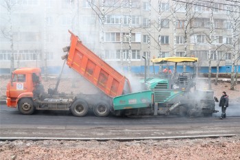 Подрядчик укладывает выравнивающий слой асфальта на ул. Эльгера в Чебоксарах