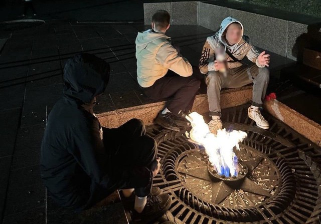 Прокуратура ищет осквернивших Вечный огонь в Чебоксарах подростков 