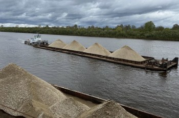 Две баржи со щебнем прибыли в Киров из Советска