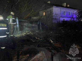 Более 15 огнеборцев ликвидировали возгорание сараев в Арзамасе