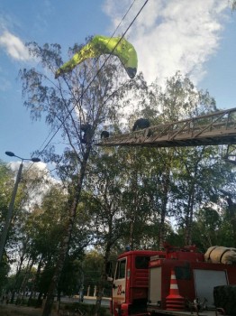 Нижегородские спасатели сняли с дерева двух парапланеристов 3 сентября