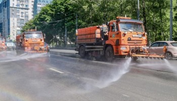 Полив дорог усилили в Нижнем Новгороде из-за аномальной жары Полив дорог усилили в Нижнем Новгороде из-за аномальной жары