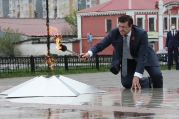 Вечный огонь зажжён на площади Славы в Нижнем Новгороде