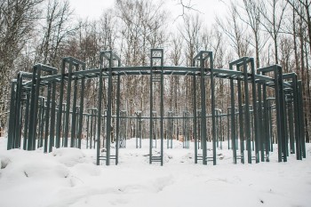 Каркас беседки-качелей установили в парке &quot;Швейцария&quot;