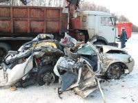 В Нижегородской области в результате столкновения Nissan с грузовиком погибли 4 человека, в том числе 5-летняя девочка 