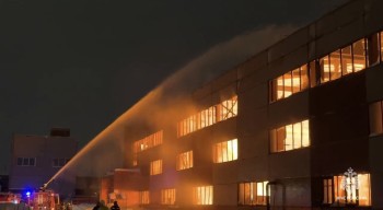 Крупный пожар ликвидируют на складе в Перми