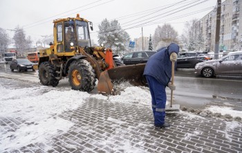 Нижегородские дорожники круглосуточно убирают дороги от снега