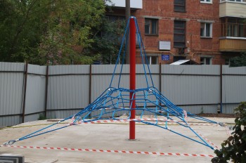 Детское игровое и спортивное оборудование установили на улице Сурикова в Нижнем Новгороде