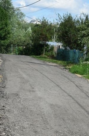 Работа по отсыпке грунтовой дороги асфальтовой крошкой выполнена на площади 2600 кв. метров на ул. Тельмана в Чебоксарах Работа по отсыпке грунтовой дороги асфальтовой крошкой выполнена на площади 2600 кв. метров на ул. Тельмана в Чебоксарах