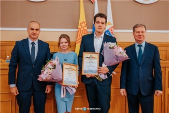 Глава администрации Чебоксар Алексей Ладыков наградил педагогов года