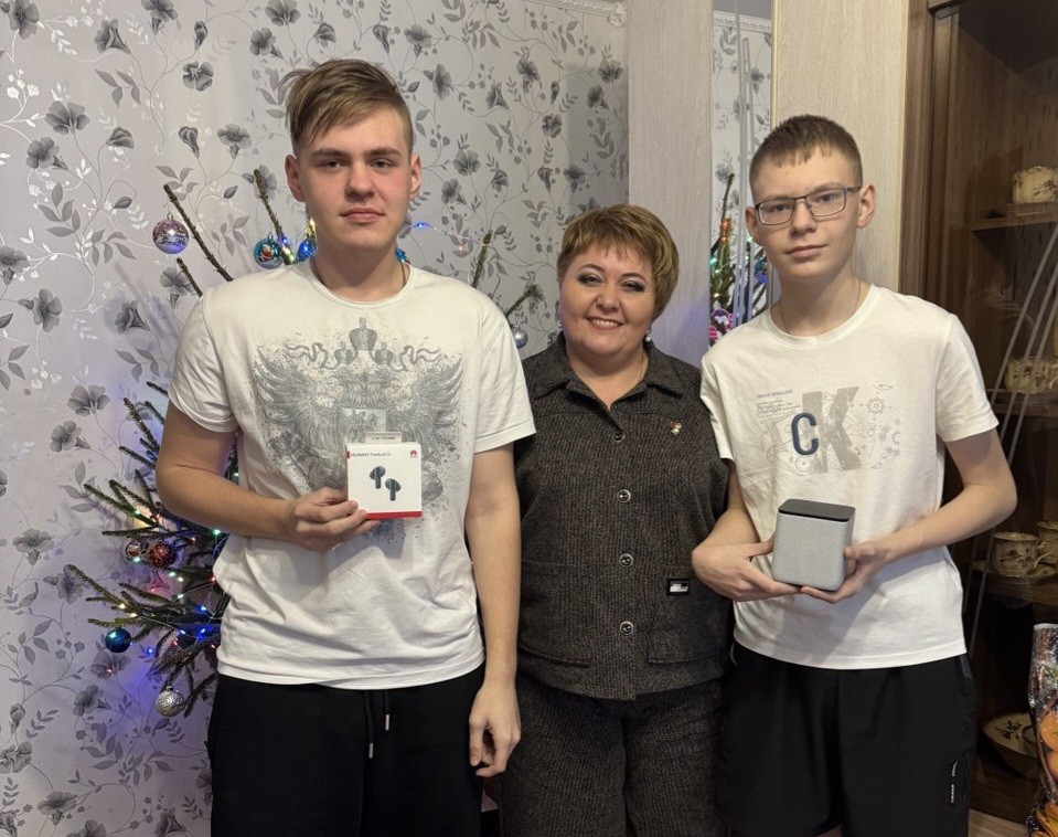 Елена Амосова исполнила желания подростков из Шахуньи в рамках акции «Ёлка желаний»