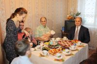 Олег Кондрашов поздравил с наступающим Новым годом семьи вынужденных переселенцев из Украины, находящиеся под его патронажем