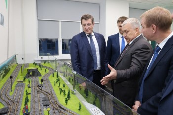Глеб Никитин и Сергей Дорофеевский осмотрели кластер в НИПС