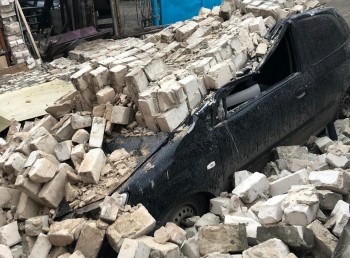 Кирпичная стена обрушилась на припаркованные автомобили в Канавинском районе Нижнего Новгорода