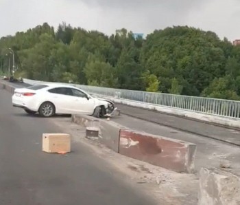 Иномарка въехала в отбойник на Мызинском мосту и спровоцировала пробки (ВИДЕО)