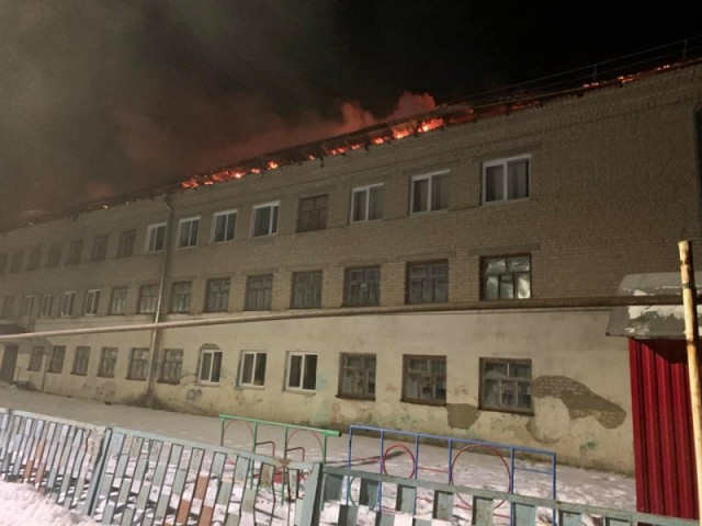 Корпус для детсадовцев и начальных классов сгорел в школе под Саратовом Корпус для детсадовцев и начальных классов сгорел в школе под Саратовом