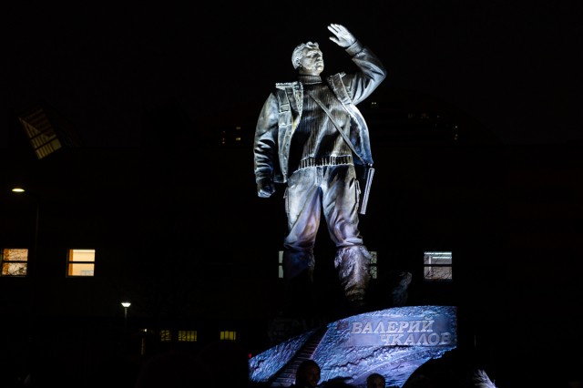 Памятник Валерию Чкалову открыли в Москве на Ходынском поле Памятник Валерию Чкалову открыли в Москве на Ходынском поле
