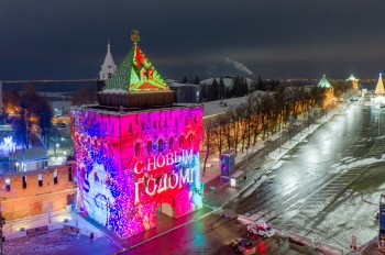 Праздничная 3D-инсталляция украсила Дмитриевскую башню Нижегородского кремля (ВИДЕО)