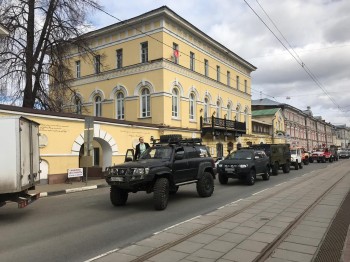Продуктовые наборы ветеранам Нижегородской области доставляют волонтеры на внедорожниках