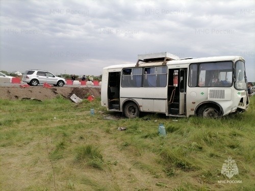 Семь человек госпитализированы после столкновения автобуса и иномарки в Ульяновской области