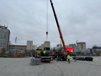 Установка новогодней елки началась в центре Перми