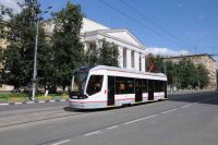Восемь человек в масках совершили нападение на вагоновожатую и трамвай № 21 в Нижнем Новгороде, раскрасив его краской 