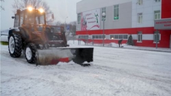 Около 60 сотрудников и 18 единиц техники очищают от снега территории спортивных учреждений в Чебоксарах