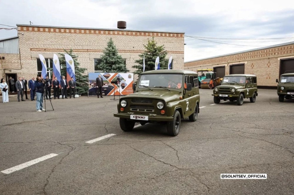 12 автомобилей передали из Оренбуржья на передовую
