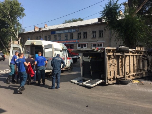 Пять человек пострадали при столкновении Lada и автобуса в Самаре Пять человек пострадали при столкновении Lada и автобуса в Самаре