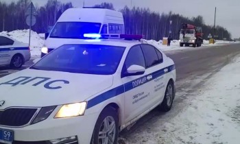 Автокран снёс опору ЛЭП на проезжающий мимо автомобиль в Пермском крае