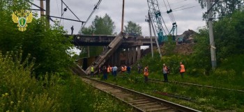 Конструкция моста обрушилась на ж/д пути в Прикамье