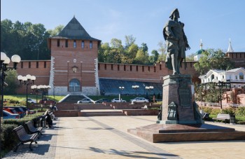 Благоустройство сквера у Зачатьевской башни завершили в Нижнем Новгороде