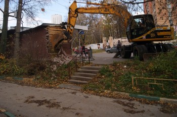 Самовольно установленный торговый павильон демонтировали на улице Рокоссовского в Нижнем Новгороде
