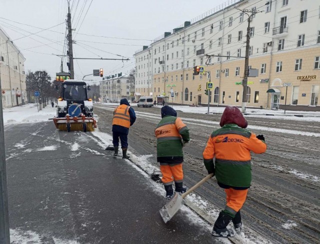 Чебоксарские службы ЖКХ ликвидируют последствия первого снегопада Чебоксарские службы ЖКХ ликвидируют последствия первого снегопада