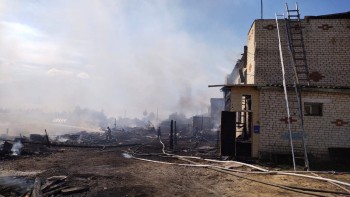 Два многоквартиных дома в Шалдёжке Нижегородской области повреждены из-за пожара в сараях