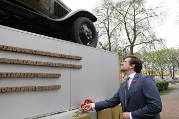 Глеб Никитин возложил цветы к Мемориалу Славы и памятнику газовской &quot;полуторке&quot; у нижегородского &quot;ГАЗа&quot;