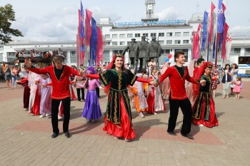 Межнациональный хоровод прошел на площади Маркина в Нижнем Новгороде