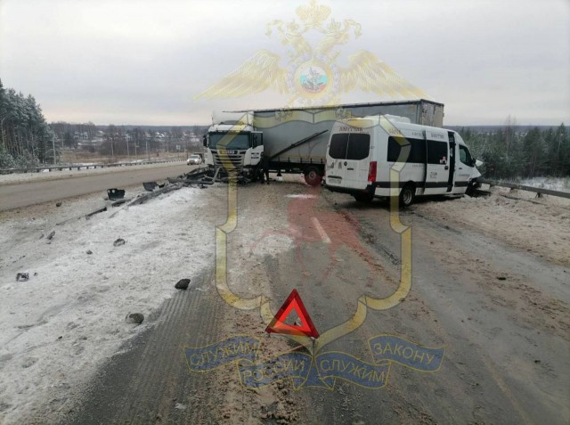 Ребёнок пострадал в столкновении микроавтобуса и фуры в Нижегородской области