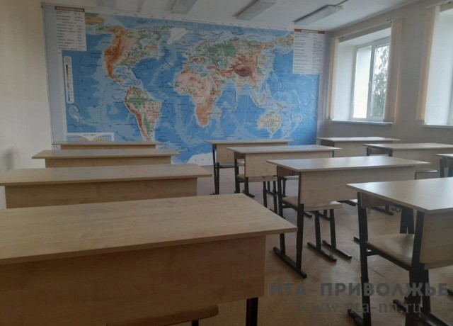 Кровлю сорвало ветром со здания школы в Караганке Оренбуржья