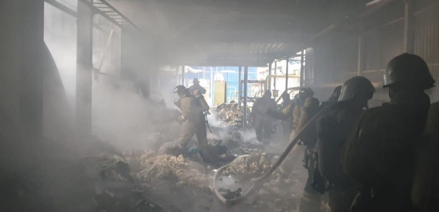 Более 30 человек тушат пожар на складе в Дзержинске